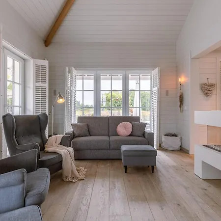 Beautiful And Spacious House With Swimming Pond Sauna And Garden Casa de Férias *