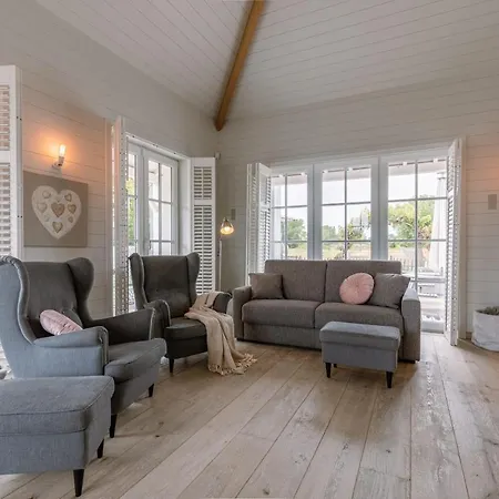 Beautiful And Spacious House With Swimming Pond Sauna And Garden Casa de Férias *