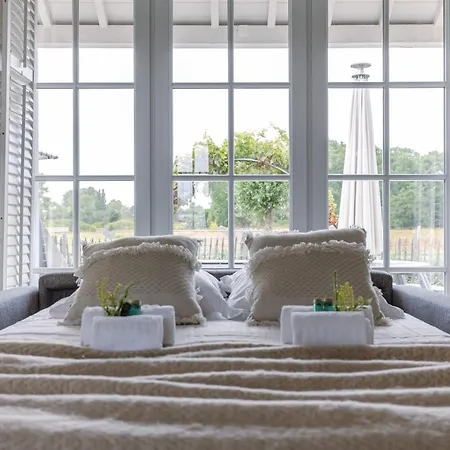 Beautiful And Spacious House With Swimming Pond Sauna And Garden Casa de Férias *