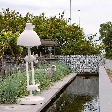 Casa de Férias Beautiful And Spacious House With Swimming Pond Sauna And Garden