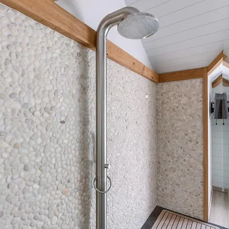 Beautiful And Spacious House With Swimming Pond Sauna And Garden Casa de Férias *