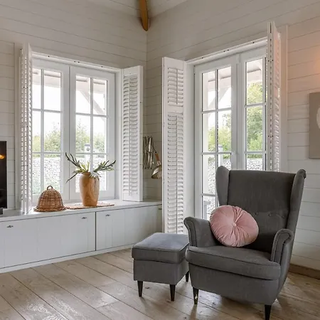 Beautiful And Spacious House With Swimming Pond Sauna And Garden *