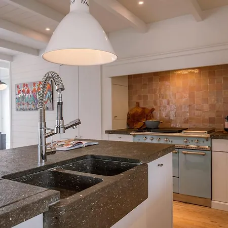 Beautiful And Spacious House With Swimming Pond Sauna And Garden Casa de Férias *