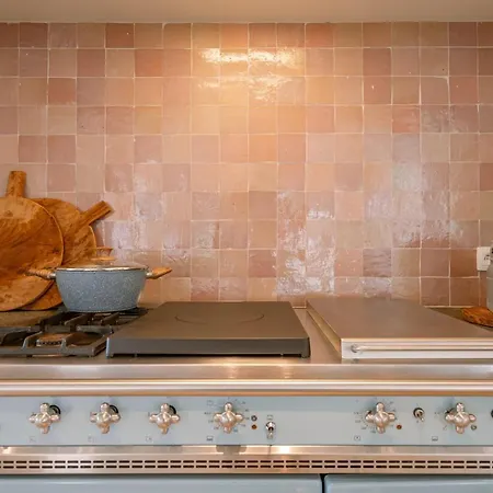 Beautiful And Spacious House With Swimming Pond Sauna And Garden Casa de Férias *