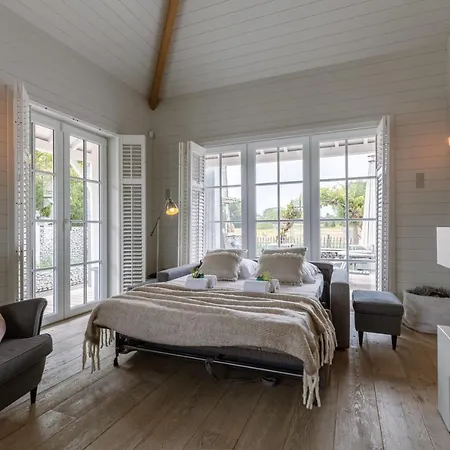 Beautiful And Spacious House With Swimming Pond Sauna And Garden Casa de Férias