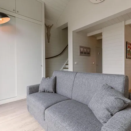 Beautiful And Spacious House With Swimming Pond Sauna And Garden Casa de Férias